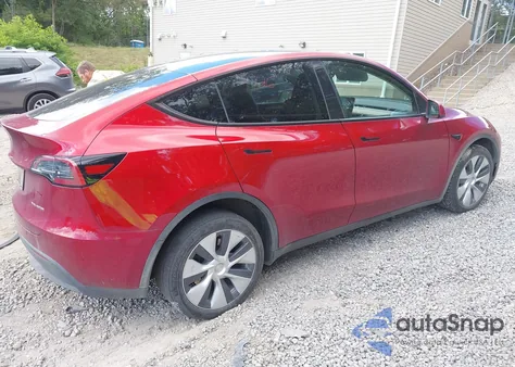 2024 Tesla Model Y Long Range Dual Motor All-Wheel Drive z USA, uszkodzony, nr VIN 7SAYGDEE2RA241406